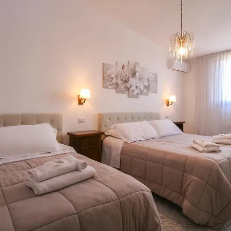 Royal Penthouse - Three-bedroom - Airport Apartment