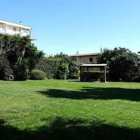 Royal Penthouse - Three-bedroom - Airport Apartment *