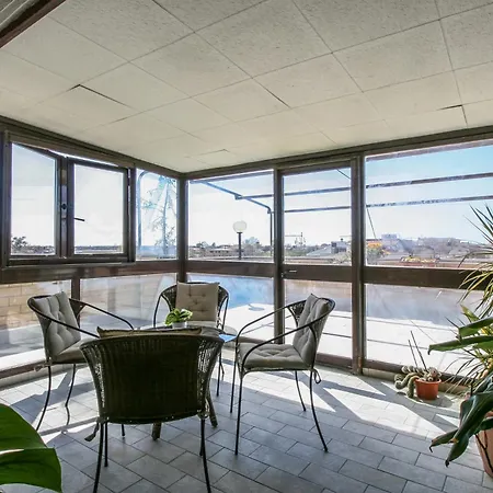 Royal Penthouse - Three-bedroom - Airport Apartment *